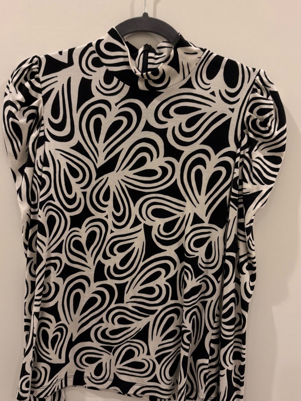 Diane Von Furstenberg Black & White Abstract Heart-Print Long Sleeve Top